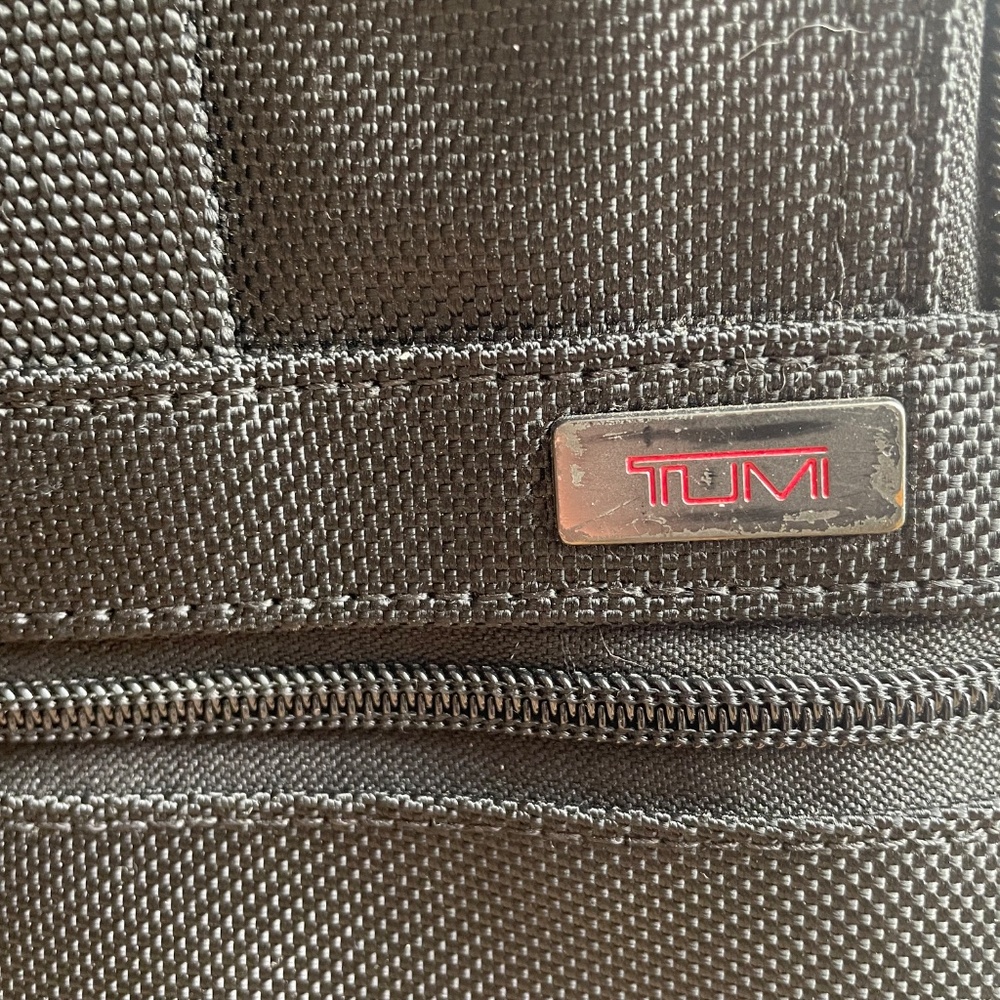 Like New Professional, Functional, Classic Tumi L… - image 3